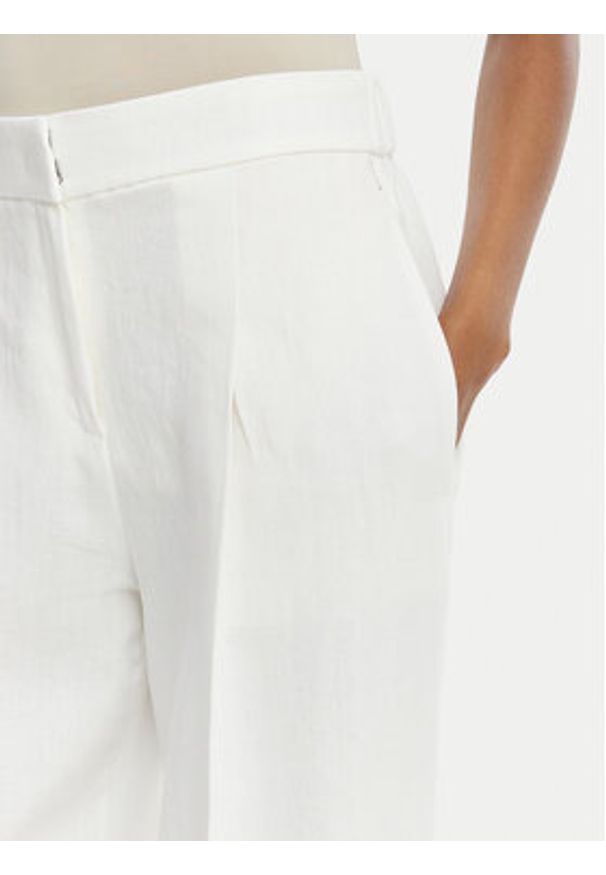 BOSS Spodnie materiałowe Tiana 50557443 Biały Relaxed Fit. Kolor: biały. Materiał: wiskoza