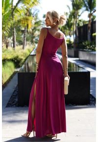 Sukienki.shop - Długa sukienka na wesele rozkloszowana na ramiączkach fuksja. Okazja: na ślub cywilny, na wesele. Kolor: różowy. Długość rękawa: na ramiączkach. Styl: wizytowy. Długość: maxi #2