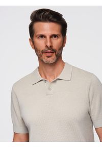 Ombre Clothing - Męska bawełniana koszulka polo ze strukturalnej dzianiny – beżowa V6 - Rozmiar: XL. Okazja: do pracy, na co dzień. Typ kołnierza: polo. Kolor: beżowy. Materiał: dzianina, bawełna. Długość: krótkie. Styl: elegancki, casual
