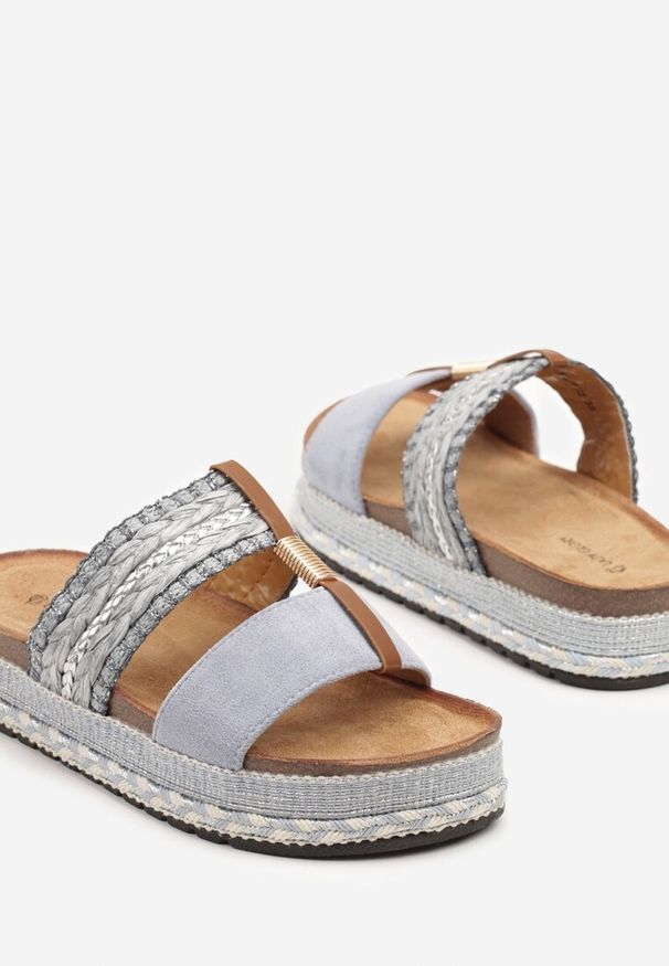 Renee - Niebieskie Klapki z Plecionki na Niskiej Platformie Korbia. Okazja: na co dzień, na spacer. Kolor: niebieski. Materiał: jeans. Wzór: paski. Sezon: lato. Obcas: na platformie. Styl: casual