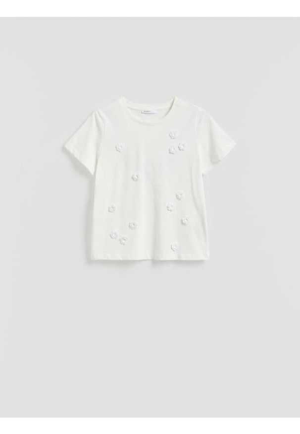 Reserved - T‑shirt z koronkową aplikacją - złamana biel. Materiał: koronka. Wzór: aplikacja