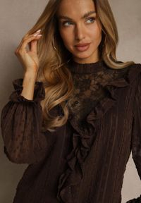 Renee - Brązowa Bluzka z Koronką i Falbankami Zdobiona Metalicznymi Przeszyciami Aliafera. Typ kołnierza: kołnierz z falbankami. Kolor: brązowy. Materiał: koronka. Wzór: koronka, aplikacja #5