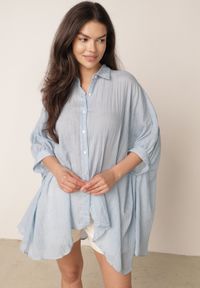 Born2be - Jasnoniebieska Zwiewna Koszula Letnia Oversize z Bawełny o Nietoperzowym Kroju Canomela. Okazja: na co dzień. Kolor: niebieski. Materiał: bawełna. Wzór: gładki. Sezon: lato. Styl: elegancki, casual #3