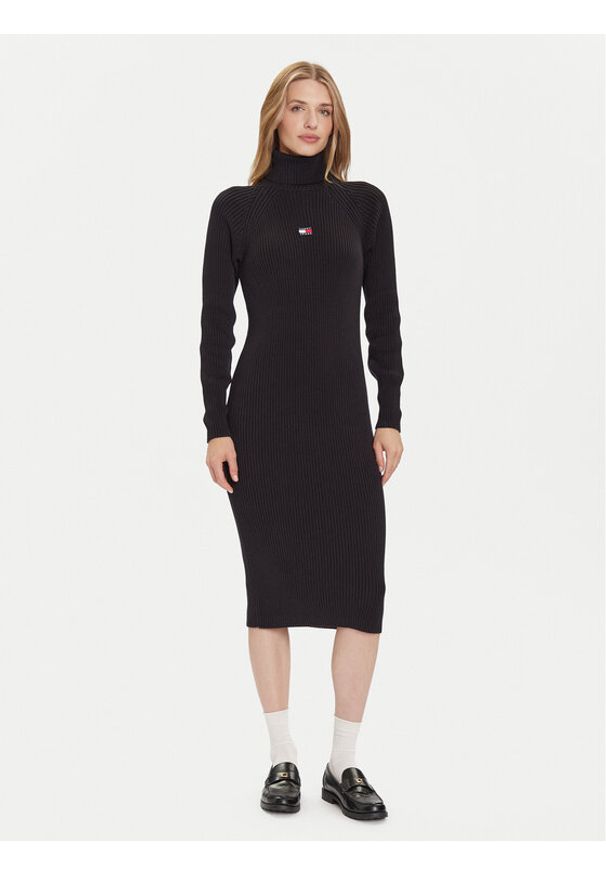 Tommy Jeans Sukienka dzianinowa Badge DW0DW22167 Czarny Regular Fit. Kolor: czarny. Materiał: bawełna