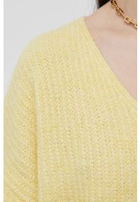 Vero Moda sweter damski kolor żółty lekki. Kolor: żółty. Materiał: poliester, dzianina