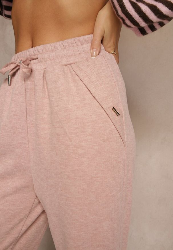 Renee - Różowe Spodnie High Waist z Gumką i Troczkami w Pasie Rallena. Okazja: na co dzień. Stan: podwyższony. Kolor: różowy. Styl: casual