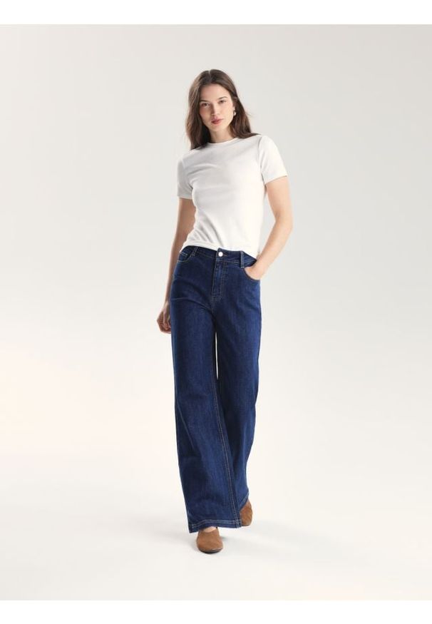 Reserved - T-shirt z aplikacjami - biały. Kolor: biały. Materiał: dzianina, bawełna. Wzór: aplikacja