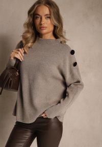Renee - Beżowy Sweter z Metalicznymi Guzikami na Ramieniu Ederlia. Okazja: na spotkanie biznesowe, do pracy. Typ kołnierza: golf. Kolor: beżowy. Materiał: skóra. Styl: elegancki, biznesowy #3