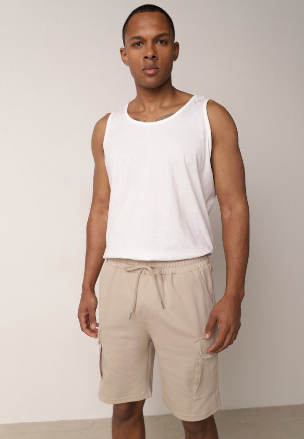 Born2be - Beżowe Szorty z Bawełną w Stylu Safari z Kieszeniami Cargo Sabririla. Okazja: na co dzień. Kolor: beżowy. Materiał: bawełna. Długość: długie. Sezon: lato. Styl: casual