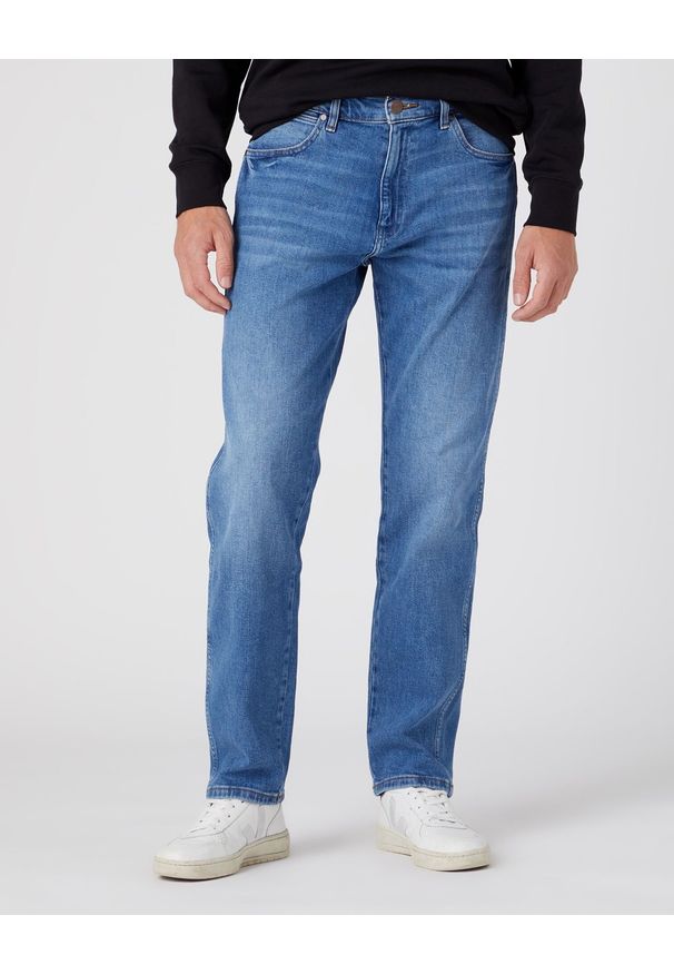 Wrangler - Spodnie jeansowe męskie WRANGLER FRONTIER NEW FAVORITE. Okazja: na co dzień, na spacer, do pracy. Kolor: niebieski. Materiał: jeans. Styl: casual