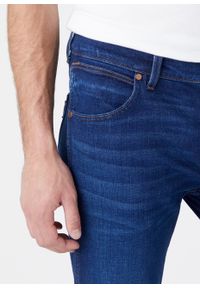 Wrangler - WRANGLER LARSTON MĘSKIE SPODNIE JEANSOWE THE BULLSEYE W18SYI39K