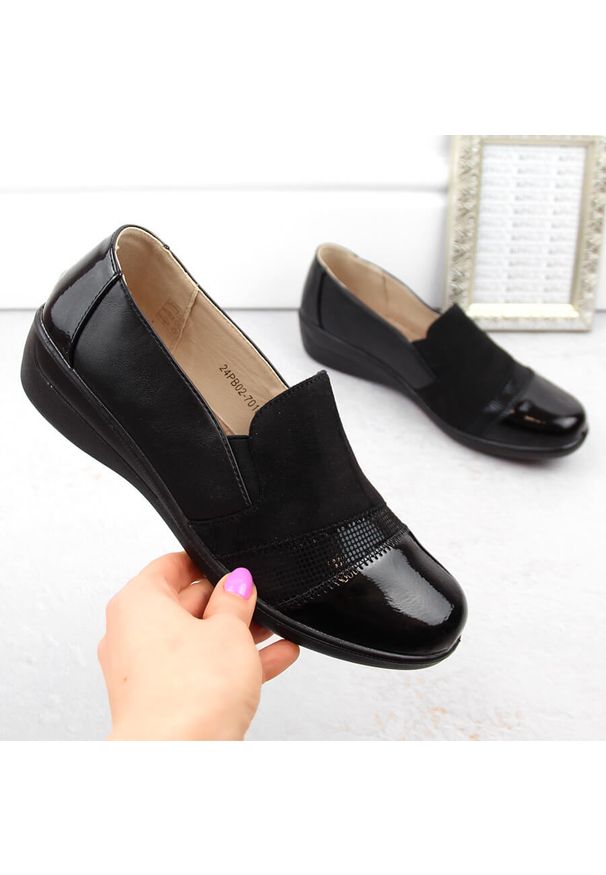 NEWS - Półbuty damskie wsuwane komfortowe czarne Unisoft. Zapięcie: bez zapięcia. Kolor: czarny. Materiał: skóra ekologiczna