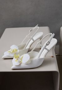 Renee - Białe Sandały na Szpilce Vices Slingback z Kwiatem 3D Koviano. Okazja: na ślub cywilny, na wesele, na imprezę. Zapięcie: sprzączka. Kolor: biały. Wzór: kwiaty. Obcas: na szpilce. Styl: elegancki, klasyczny #3