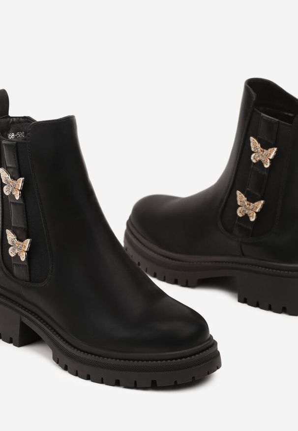 Born2be - Czarne Botki Sztyblety na Płaskiej Podeszwie Ozdobione Metalicznymi Motylkami 3D Zozinia. Okazja: na co dzień. Kolor: czarny. Materiał: jeans. Wzór: aplikacja. Obcas: na płaskiej podeszwie. Styl: klasyczny, casual. Wysokość obcasa: niski