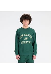 Bluza męska New Balance MT33550NWG – zielona. Typ kołnierza: bez kaptura. Kolor: zielony. Materiał: prążkowany, bawełna. Wzór: napisy