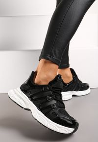 Renee - Czarne Sneakersy Ozdobione Tłoczeniem i Wstawkami Keladavia. Kolor: czarny. Materiał: jeans. Wzór: aplikacja