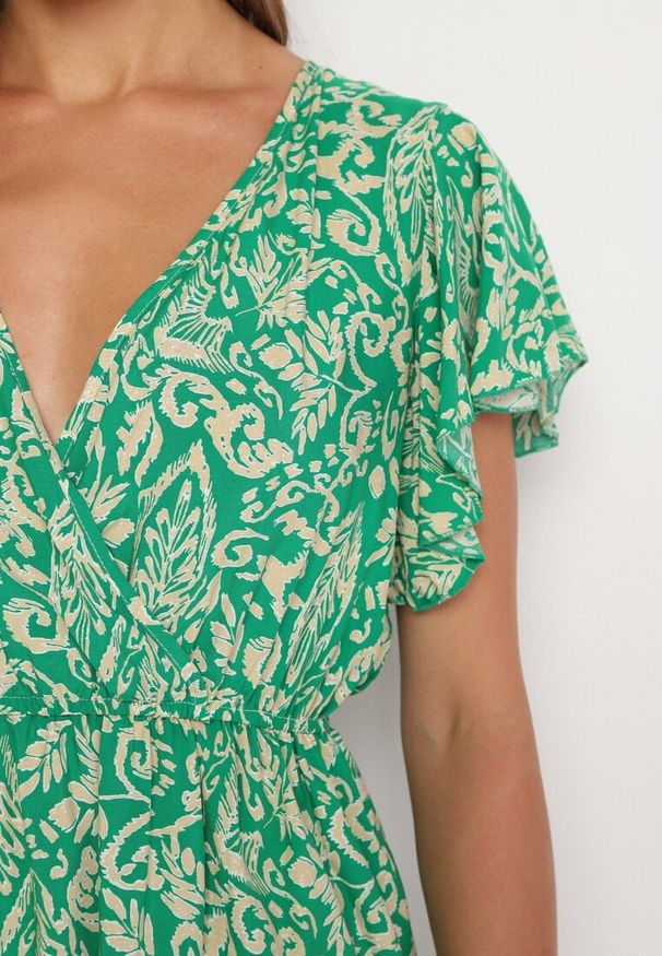 Born2be - Zielona Rozkloszowana Bawełniana Sukienka z Gumką w Talii i Falbanami Nelsea. Okazja: na co dzień, na randkę. Typ kołnierza: dekolt w kształcie V. Kolor: zielony. Materiał: bawełna. Długość rękawa: krótki rękaw. Typ sukienki: rozkloszowane. Styl: wizytowy, casual