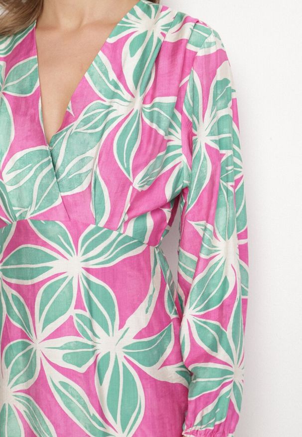 Born2be - Zielono-Fuksjowa Kwiatowa Wiskozowa Sukienka z Kopertowym Dekoltem Selliora. Okazja: na co dzień. Kolor: zielony. Materiał: wiskoza. Wzór: kwiaty. Typ sukienki: kopertowe. Styl: casual