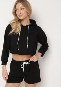 Born2be - Czarny Komplet Dresowy z Bawełną Bluza z Kapturem Krótszego Kroju i Szorty Ralophea. Kolor: czarny. Materiał: dresówka, bawełna. Sport: turystyka piesza