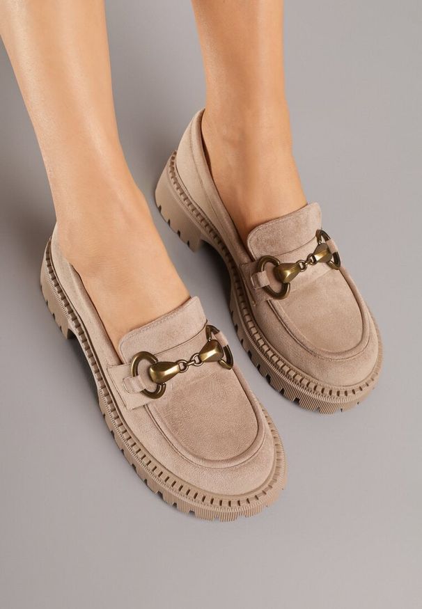Born2be - Ciemnobeżowe Mokasyny z Metaliczną Klamrą Tenelsse. Okazja: na co dzień. Zapięcie: klamry. Kolor: beżowy. Materiał: jeans. Styl: elegancki, casual