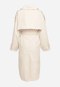 Born2be - Beżowy Dwurzędowy Płaszcz Trencz z Wiązanym Paskiem Rozcięciem i Klapą Terezi. Okazja: na co dzień. Kolor: beżowy. Materiał: jeans. Styl: casual, elegancki, klasyczny #2