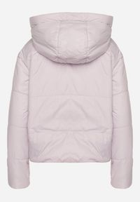 Born2be - Jasnofioletowa Pikowana Kurtka z Kapturem i Lekkim Ociepleniem Ninirila. Okazja: na spacer. Typ kołnierza: kaptur. Kolor: fioletowy. Materiał: jeans. Długość: krótkie. Styl: klasyczny, elegancki #4