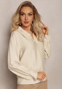 Renee - Jasnobeżowa Bluzka z Bufiastymi Rękawami i Trójkątnym Dekoltem Hilko. Okazja: na co dzień. Kolor: beżowy. Materiał: wiskoza. Styl: elegancki, casual