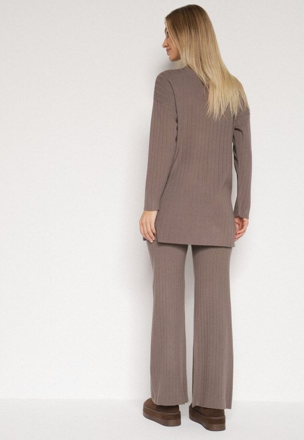 Born2be - Ciemnobeżowy Prążkowany Komplet Dzianinowy z Bawełną Sweter z Półgolfem i Spodnie Elweda. Kolor: beżowy. Materiał: prążkowany, dzianina, bawełna