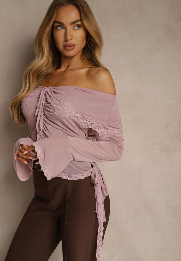 Renee - Różowa Bluzka Off Shoulder z Falbankami z Siateczki z Bawełny i Wiskozy Fenisella. Typ kołnierza: kołnierz z falbankami. Kolor: różowy. Materiał: wiskoza, bawełna. Styl: elegancki, glamour