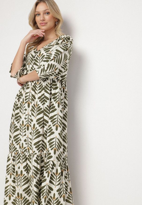 Born2be - Zielona Rozkloszowana Sukienka z Wiskozą z Motywem Roślinnym Loredia. Okazja: na co dzień. Typ kołnierza: dekolt w kształcie V. Kolor: zielony. Materiał: wiskoza. Długość rękawa: krótki rękaw. Wzór: aplikacja. Styl: casual, elegancki