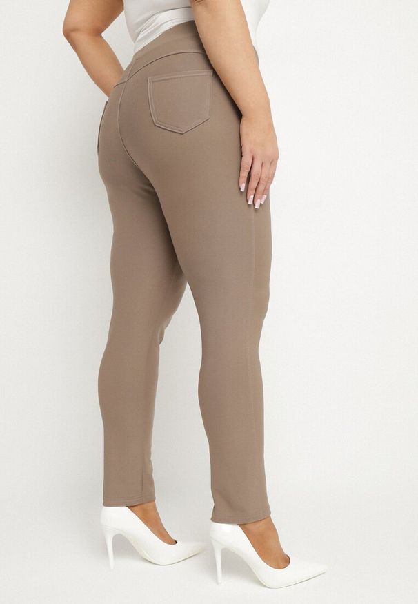 Born2be - Ciemnobeżowe Spodnie z Gumką w Pasie z Cyrkoniami Slim Ellivna. Okazja: na co dzień. Kolekcja: plus size. Kolor: beżowy. Styl: elegancki, klasyczny, casual