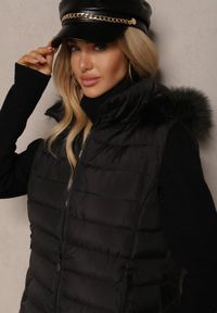 Renee - Czarna Kamizelka z Pikowanymi Przeszyciami Kieszeniami i Kapturem z Futrem Seaniiea. Okazja: na co dzień. Kolor: czarny. Materiał: futro. Styl: elegancki, casual #4