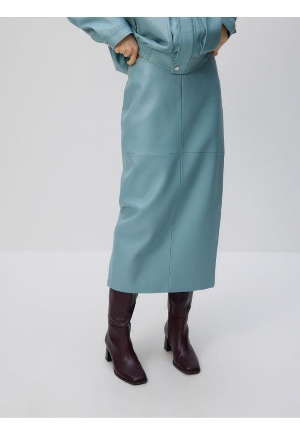 Reserved - Spódnica midi z rozcięciem - jasnoniebieski. Kolor: niebieski. Materiał: skóra