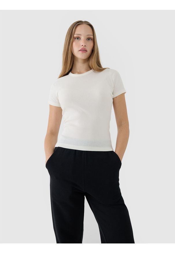 4f - 4F T-shirt slim z prążkowanej dzianiny damski - biały M. Okazja: na co dzień. Kolor: biały. Materiał: dzianina, prążkowany. Długość rękawa: krótki rękaw. Długość: krótkie. Wzór: prążki, jednolity. Styl: klasyczny, sportowy, casual