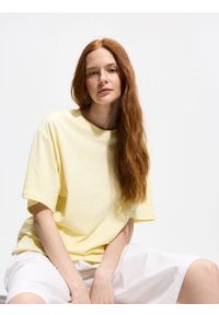 Reserved - Bawełniany t-shirt oversize - żółty. Kolor: żółty. Materiał: bawełna