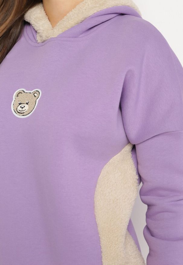 Born2be - Jasnofioletowa Bawełniana Bluza z Kapturem z Polarem i Naszywką Misia Hestada. Okazja: na co dzień. Typ kołnierza: kaptur. Kolor: fioletowy. Materiał: polar, bawełna. Wzór: aplikacja. Styl: klasyczny, casual