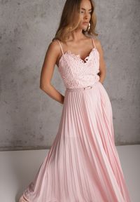 Renee - Różowy Elegancki Kombinezon z Paskiem w Talii Ozdobiony Koronką Aerosa. Kolor: różowy. Materiał: koronka. Długość rękawa: na ramiączkach. Wzór: aplikacja, koronka. Styl: elegancki #4