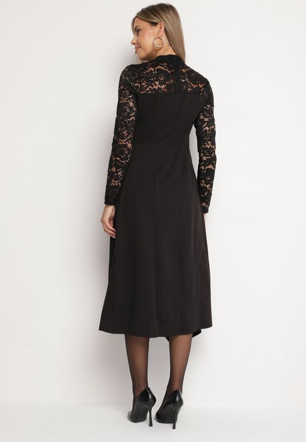 Born2be - Czarna Rozkloszowana Sukienka z Koronką i Stójką Edanith. Okazja: na co dzień. Typ kołnierza: kołnierzyk stójkowy. Kolor: czarny. Materiał: koronka. Długość rękawa: długi rękaw. Wzór: koronka. Typ sukienki: proste. Styl: wizytowy, casual
