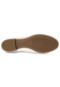 Baleriny damskie Maciejka, cholewka ze skóry naturalnej z ażurowymi wycięciami odkryty przód typu peep toe niski stabilny obcas, białe, P7541-11/00-1. Nosek buta: otwarty. Kolor: biały. Materiał: skóra. Szerokość cholewki: normalna. Wzór: ażurowy. Obcas: na obcasie. Styl: elegancki, klasyczny. Wysokość obcasa: średni #3