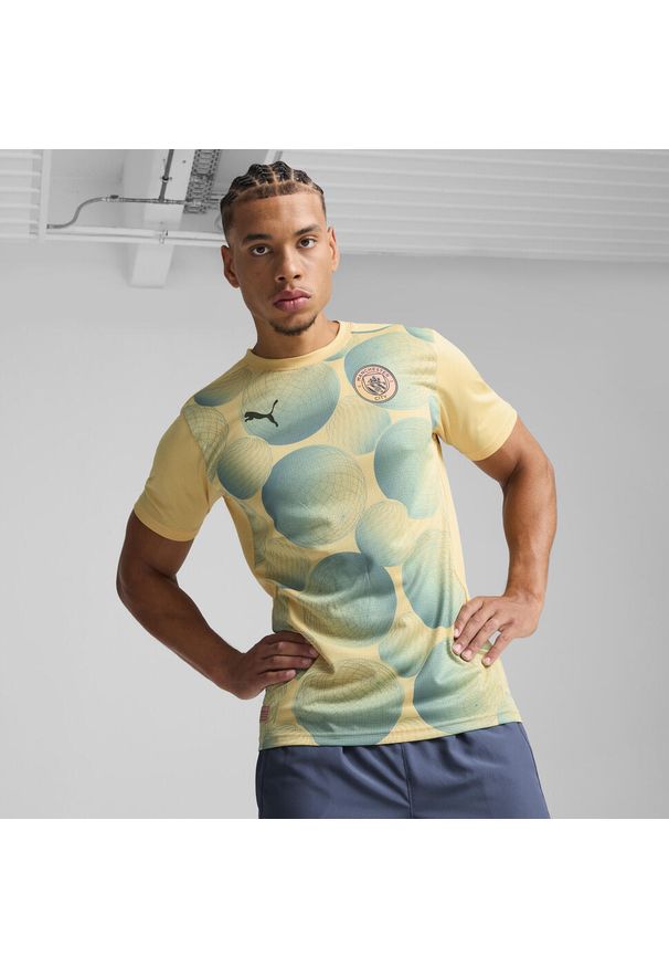 Puma - Męska koszulka przedmeczowa z krótkim rękawem Manchester City PUMA. Kolor: niebieski, wielokolorowy, żółty. Długość rękawa: krótki rękaw. Długość: krótkie. Sport: piłka nożna