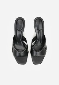 Renee - Czarne Klapki na Szpilce z Wycięciami po Bokach Amaliliphis. Okazja: na co dzień. Kolor: czarny. Materiał: jeans. Obcas: na szpilce. Styl: casual, elegancki #7