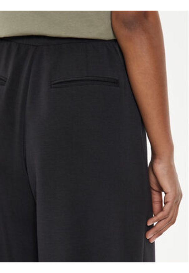 Guess Spodnie dresowe V4YB07 KCAY2 Czarny Relaxed Fit. Kolor: czarny. Materiał: syntetyk