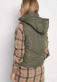 Born2be - Ciemnozielona Klasyczna Kamizelka z Pikowanymi Przeszyciami i Kapturem Ollera. Okazja: na co dzień. Typ kołnierza: kaptur. Kolor: zielony. Materiał: jeans. Styl: klasyczny #4