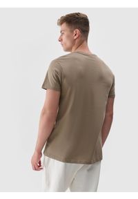 4f - T-shirt z nadrukiem regular męski - khaki. Okazja: na co dzień. Kolor: brązowy, wielokolorowy, oliwkowy. Materiał: jersey, dzianina, bawełna. Wzór: nadruk. Styl: sportowy, casual, klasyczny