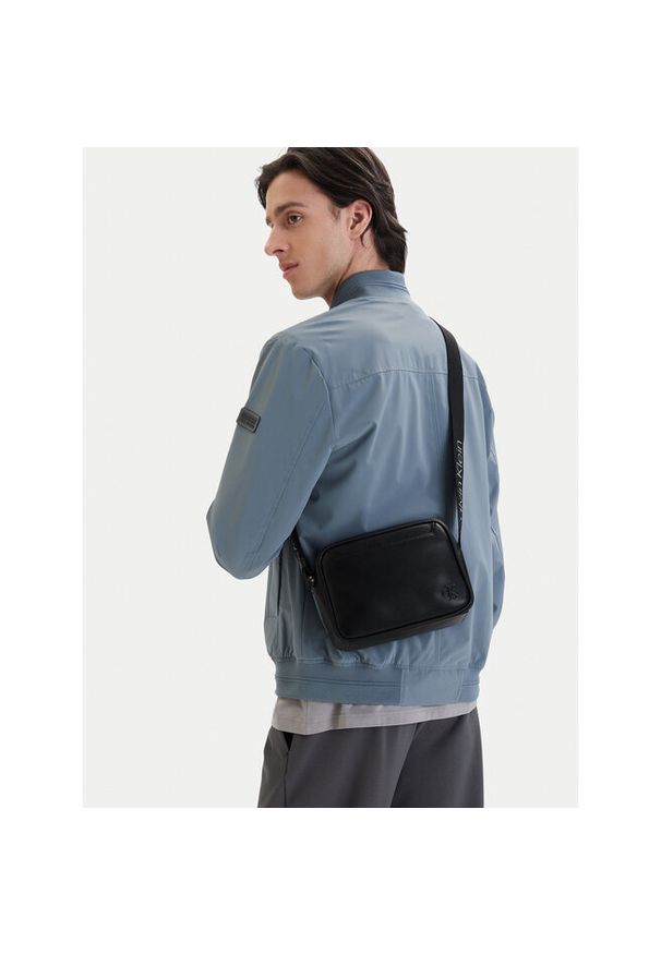 Saszetka Calvin Klein. Kolor: czarny