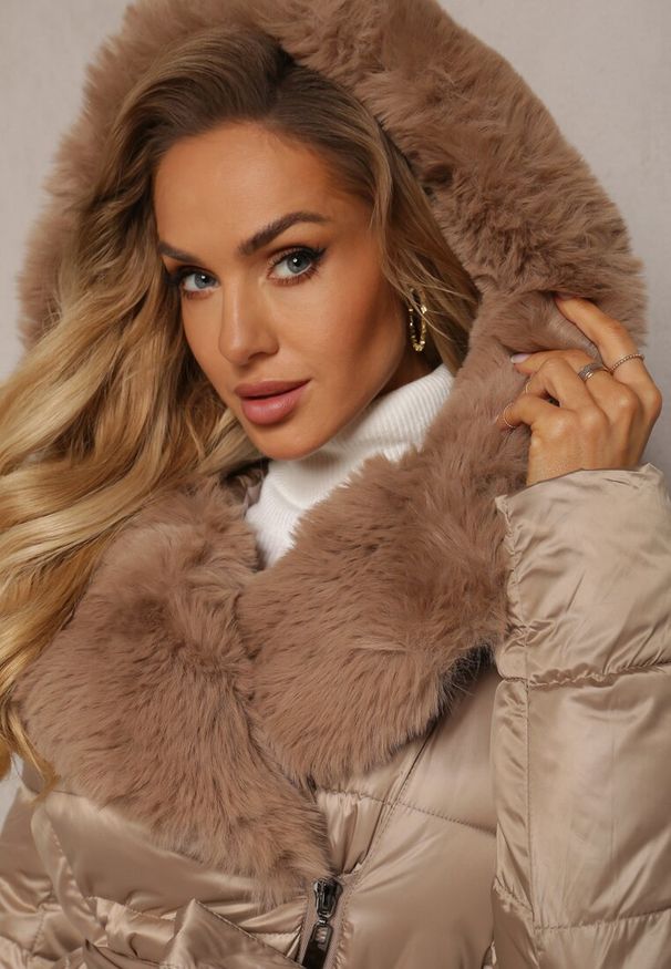 Renee - Beżowa Pikowana Kurtka Płaszcz za Kolano z Wiązanym Paskiem i Futerkiem Vivenda. Kolor: beżowy. Materiał: futro. Wzór: aplikacja