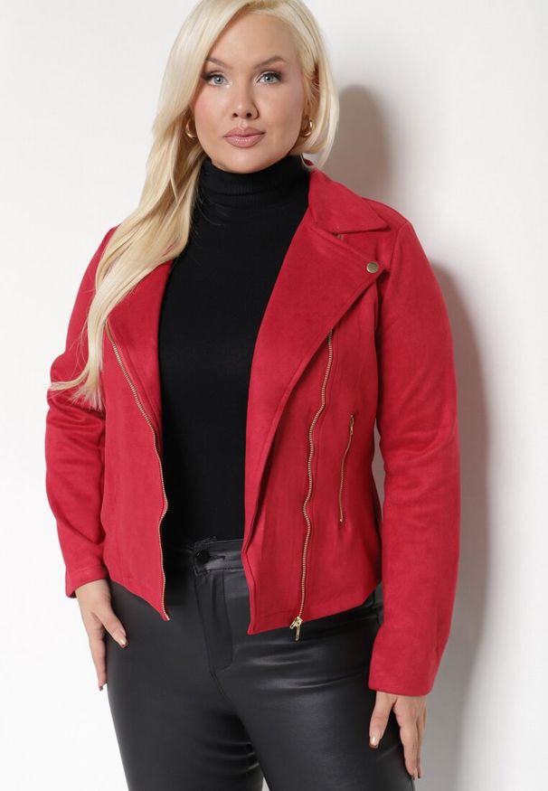 Born2be - Bordowa Kurtka Ramoneska z Imitacji Zamszu z Asymetrycznym Suwakiem Maisen. Kolekcja: plus size. Kolor: czerwony. Materiał: zamsz
