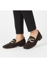 Półbuty damskie S.Barski, cholewka skóra naturalna wsuwany fason metalowa ozdoba na przodzie niski obcas kwadratowy nosek klasyczna linia minimalisty. Kolor: brązowy. Materiał: skóra. Szerokość cholewki: normalna. Wzór: aplikacja. Obcas: na obcasie. Styl: klasyczny. Wysokość obcasa: niski #1