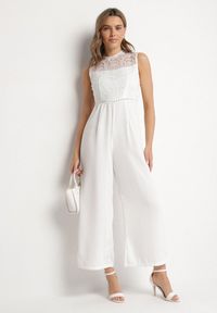 Born2be - Biały Kombinezon Bez Rękawów z Szeroką Nogawką i Siateczkowymi Zdobieniami Nalavie. Okazja: na imprezę, na co dzień. Kolor: biały. Materiał: skóra. Długość rękawa: bez rękawów. Wzór: aplikacja. Styl: elegancki, casual #1