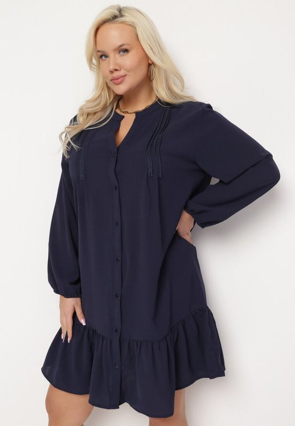 Born2be - Granatowa Koszulowa Sukienka Mini z Falbanką Brindel. Kolor: niebieski. Typ sukienki: koszulowe. Długość: mini
